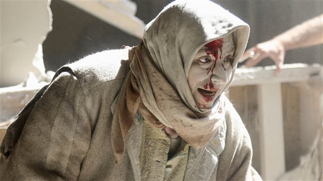 Une femme blessée à la suite d’une frappe aérienne sur la ville d’Alep, en Syrie