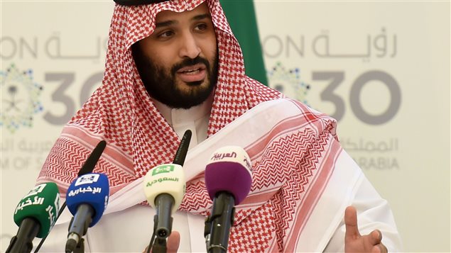 ولي ولي العهد السعودي الأمير محمّد بن سلمان خلال مؤتمر صحافي في الرياض في 25-04-2016