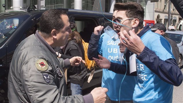 Un chauffeur de taxi confronte des partisans d’Uber, vendredi, au centre-ville de Montréal. 