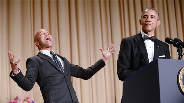 Luther (Keegan-Michael Key), traductor del presidente Barack Obama, en plena acción durante el Gala de la Asociación de Corresponsales de la Casa Blanca.