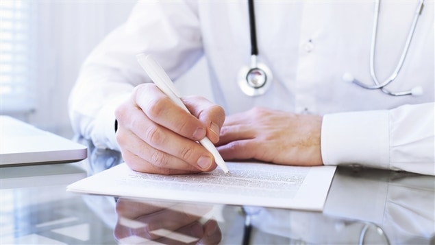 Un médecin écrit. Un médecin écrit.