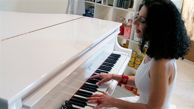 المغنية والعازفة الكندية ليدي سيلفا (Lady Sylva)