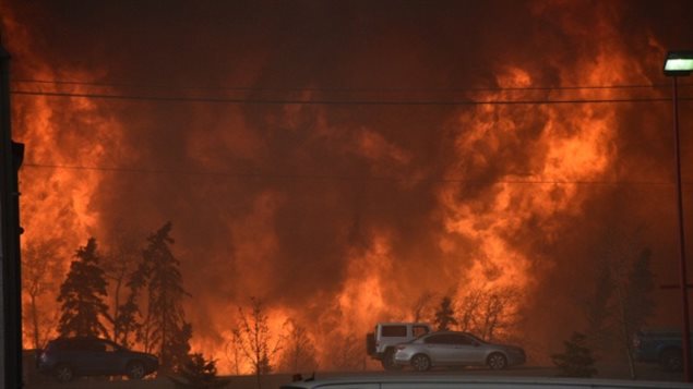 Un feu de forêt ravage près de l’autoroute 63 à Fort McMurray.