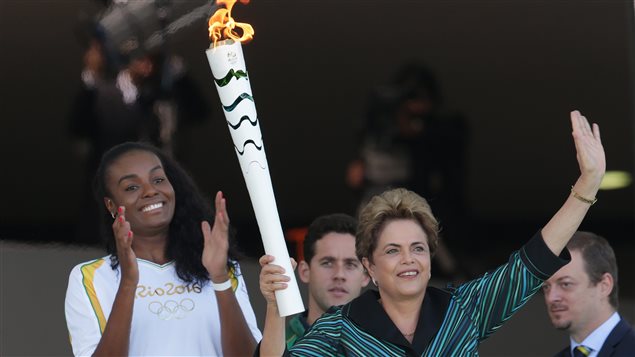 Brasil está “preparado” para recibir a las delegaciones y los atletas del mundo entero a pesar de la crisis política que golpea el país y que podría causar la suspensión –por seis meses- de la presidente Dilma Rousseff  y, posteriormente, si es hallada culpable su destitución.  La mandataria fue quien aseguró que el país “incluso viviendo un período muy difícil de la historia y de la historia de la democracia” será un buen anfitrión para atletas y visitantes extranjeros porque “creamos las condiciones para eso”.   Los organizadores de los Juegos Olímpicos de Brasil 2016 aseguraron, a su turno, que la crisis no afecta “en nada porque realmente nuestra planificación y ejecución fueron muy buenas” según el ministro de Deportes, Ricardo Leyser.    