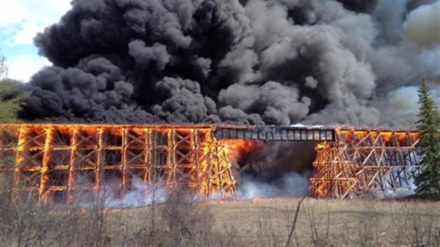 Pont de Mayerthorpe en feu. Photo : CBC