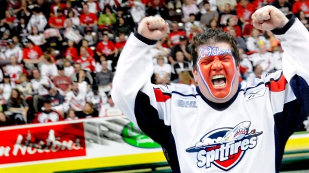 Un partisan de l'équipe de hockey des Sptifires de Windsor Un partisan de l'équipe de hockey des Sptifires de Windsor