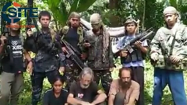  Abu Sayyaf, the Philippine militant group behind the beheading of Canadian hostage John Ridsdel (in the centre), has reportedly released a new video apparently showing the three remaining hostages, including Canadian Robert Hall. 