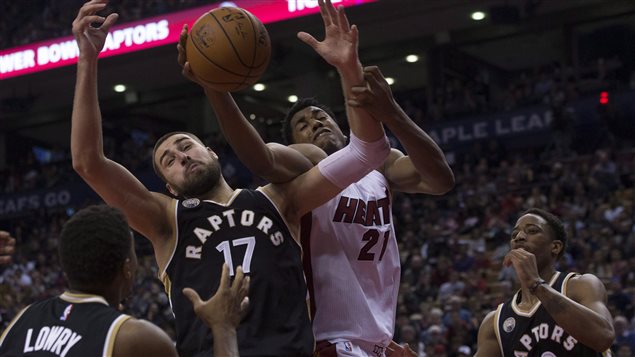 Hoy será el segundo juego de la serie entre los Raptors de Toronto y los Heat de Miami, en la NBA. Aunque el quinteto canadiense perdió el primer encuentro en prolongación (102-96) el partido promete. Durante la sesión regular, los Raptors ganaron tres de los cuatro juegos disputados entre ambos.