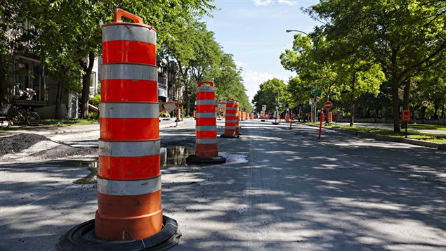 Des cônes orange sur un chantier routier, à Montréal Des cônes orange sur un chantier routier, à Montréal