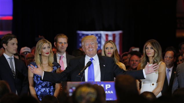 Donald Trump rodeado por su familia despues de su victoria en Indiana.  