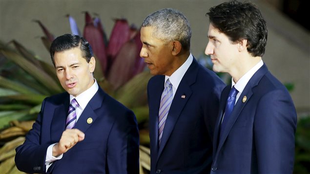  Mexican President Enrique Pena Nieto (L) gestures as he talks with U.S. President Barack Obama (C) and Canadian Prime Minister Justin Trudeau prior to a group family photo at the Asia-Pacific Economic Cooperation (APEC) summit in Manila, November 19, 2015.