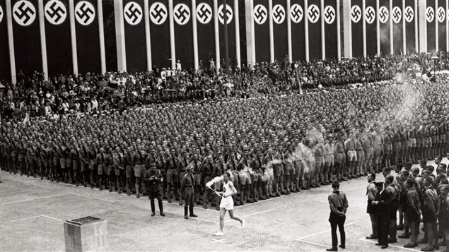 La torche olympique arrive au Stade olympique de Berlin le 1er août 1936. La torche olympique arrive au Stade olympique de Berlin le 1er août 1936.