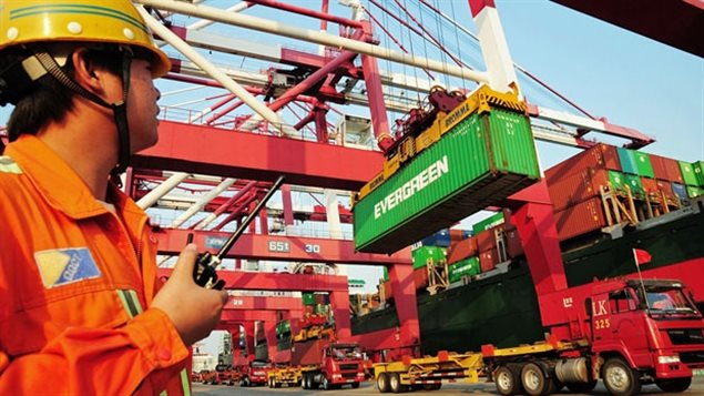 Des conteneurs sont chargés dans le port de Qingdao. La croissance de la deuxième plus grande économie du monde a baissé à 8,1 % dans les trois mois se terminant en Mars. (STR / AFP / Getty)
