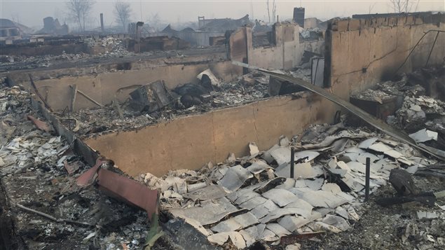 Maison ravagée par les flammes à Fort McMurray