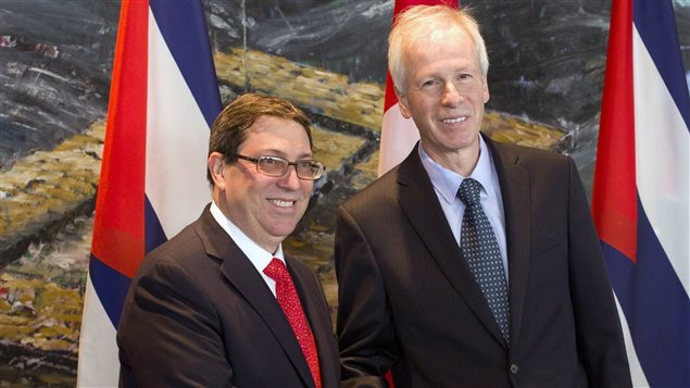 Los ministros de Relaciones Exteriores de Cuba y Canadá durante un encuentro oficial el 2 de mayo en Ottawa. Bruno Rodríguez, a la izquierda en la foto, se reunió con Stephane Dion para consolidar las relaciones bilaterales.
