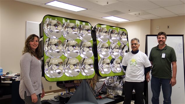 L’inventeur et président de l’entreprise Crystal Green Energy Gilles Leduc (à droite) avec son panneau solaire 4X plus puissant que la moyenne sur le marché.
