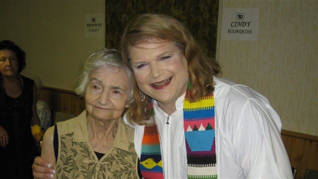 Cindy Bourgeois avec sa mère lors de son ordination en 2010