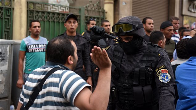 مشاجرة بين شرطي وصحافي في القاهرة خلال مظاهرة للمطالبة باستقالة وزير الداخليّة بعد اقتحام قوّات الأمن مقرّ نقابة الصحافة في 04-05-2016