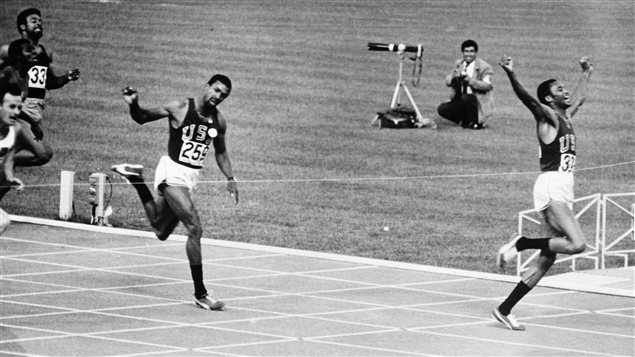 Tommie Smith gana la final de los 200 m en los Juegos Olímpicos de México en 1968.