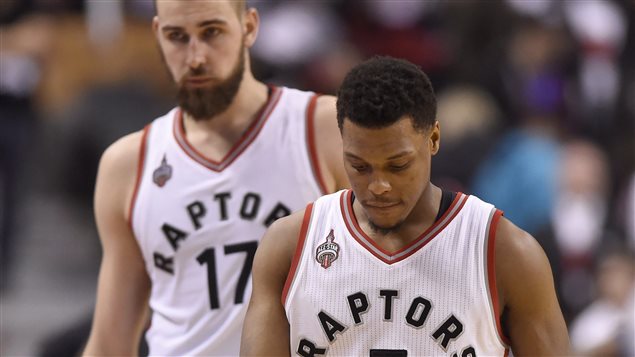 Kyle Lowry y Jonas Valanciunas con caras largas, luego de la derrota en el primer juego contra los Heat, en la segunda ronda de las series finales de la NBA.