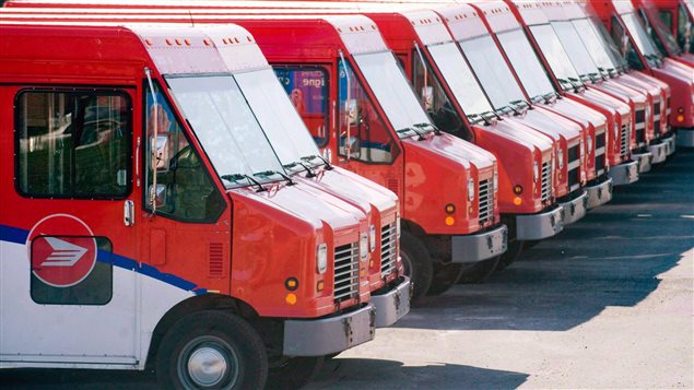 Des camions de Postes Canada