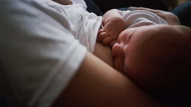 Mère qui allaite son enfant Mère qui allaite son enfant
