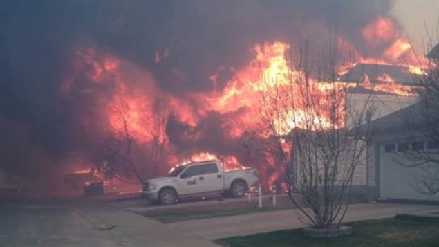 Une image prise par Tia Morari pendant qu’elle combattait les feux à Fort McMurray.