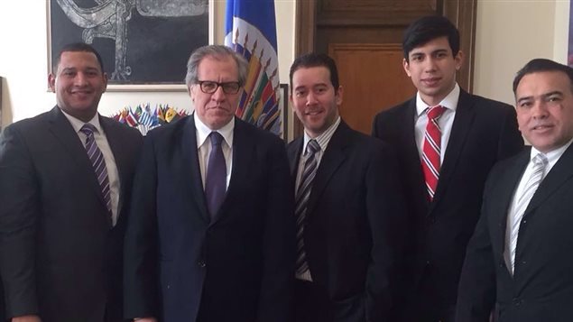 Un grupo de EVE -Estudiantes Venezolanos en el Extranjero- reunidos con el secretario general de la OEA. De izquierda a derecha: Carlos Moreno, coordinador general de EVE, Luis Almagro, secretario general de la OEA, Enrique Machado de EVE Canadá, Diego Rojo y el general (r) Antonio Rivero.  