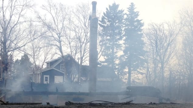 La cheminée est à peu près tout ce qui reste de la maison de la famille MacDonald.