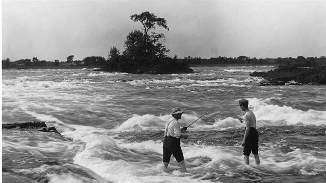 Pêche dans les rapides de Lachine, 1901 Pêche dans les rapides de Lachine, 1901