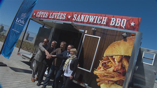 Le premier camion restaurant à Lévis dans le secteur de la traverse. Le premier camion restaurant à Lévis dans le secteur de la traverse.