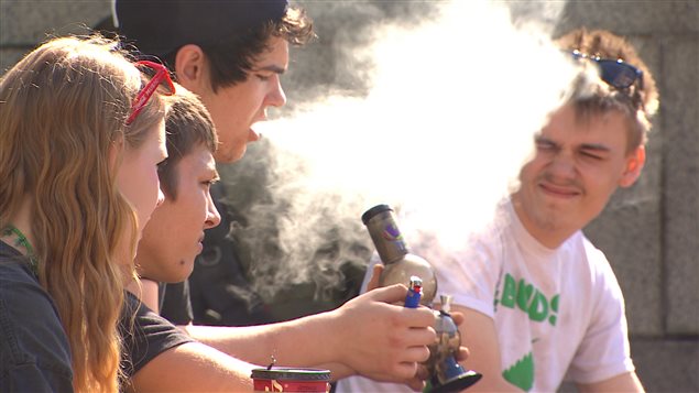 Des jeunes fument de la marijuana pendant le rassemblement 4-20 à Vancouver en 2015