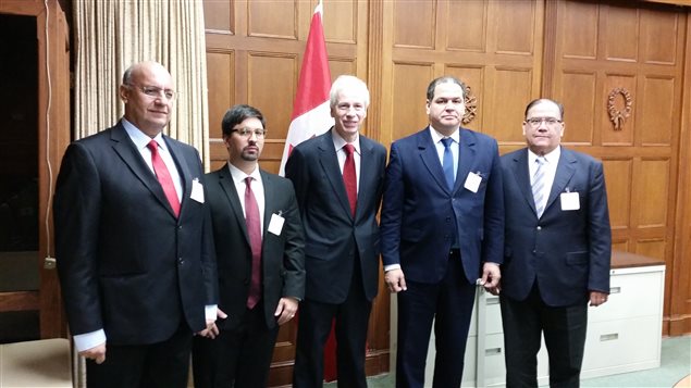 Stephane Dion, ministro de Relaciones Exteriores de Canadá, acompañado por Luis florido presidente de la Comisión Permanente de Política Exterior de la Asamblea Nacional de Venezuela y Luis Rondón vicepresidente del parlamento del Mercosur, entre otros. 