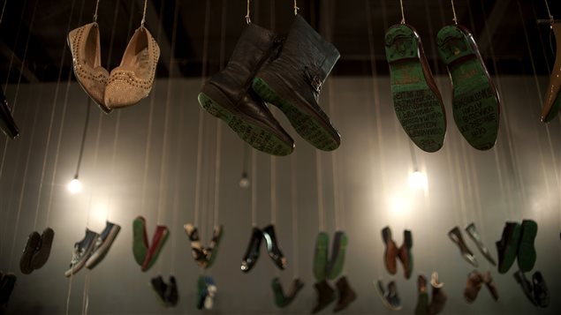 Zapatos usados cuelgan del techo de la Casa de la Memoria Indómita que comenzó la exposición Huellas de la Memoria, este lunes 9 de mayo en Ciudad de México.