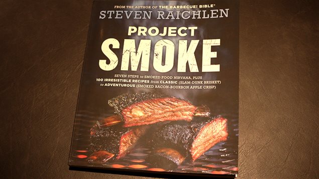 Le livre <em>Project Smoke</em> de Steven Raichlen, édité seulement en anglais pour l'instant Le livre <em>Project Smoke</em> de Steven Raichlen, édité seulement en anglais pour l'instant