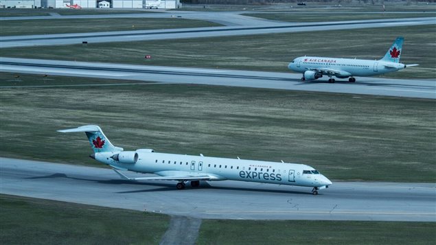 طائرتان تابعتان لإير كندا على مدرجات مطار مونتريال الدولي