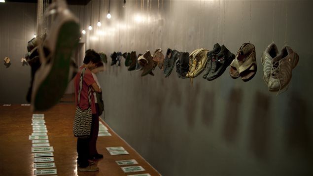 Zapatos usados cuelgan del techo de la Casa de la Memoria Indómita que comenzó la exposición Huellas de la Memoria, este lunes 9 de mayo en Ciudad de México.