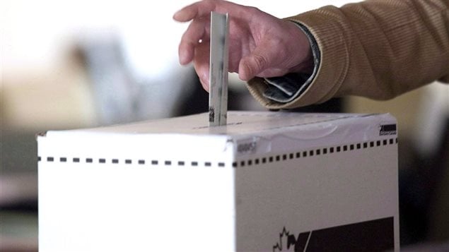 Récipient dans lequel les électeurs déposent leur bulletin de vote. Récipient dans lequel les électeurs déposent leur bulletin de vote.