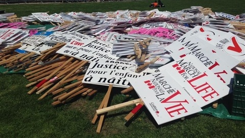 En 2015, lors de la 18e Marche nationale pour la vie, des centaines de pancartes avaient été distrubées sur la colline du Parlement. (archives)
