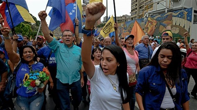 Opositores al presidente Nicolás Maduro manifiestan en Caracas. 