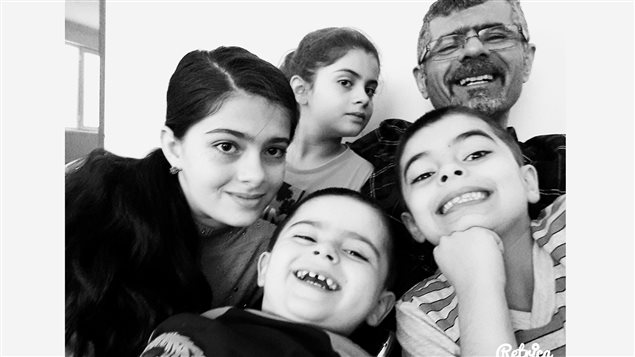 المتهم مع أولاده الأربعة