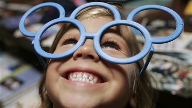 Une enfant porte des lunettes des Jeux olympiques de Montréal