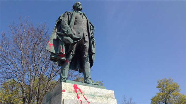 Estatua de Edward Cornwallis en el centro de Halifax. La pintura roja fue lanzada en rechazo a ese monumento.