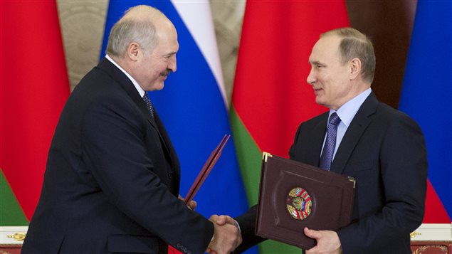  Russian President Vladimir Putin (R) exchanges documents with his Belarussian counterpart Alexander Lukashenko during a signing ceremony at the Kremlin in Moscow, Russia December 15, 2015.