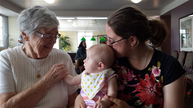 Des aînés et des jeunes familles se rencontrent deux fois par mois dans une résidence de Québec