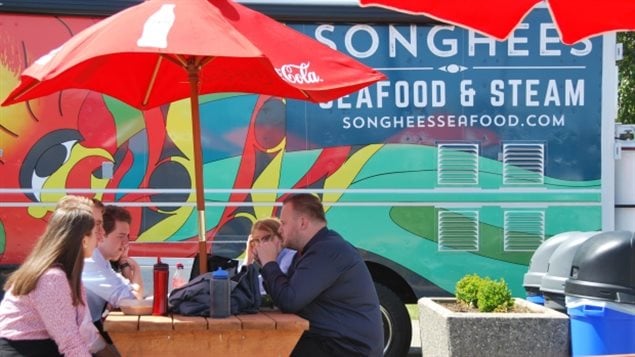 Le camion de cuisine de rue de la Première Nation Songhees à Victoria qui a servi ses premiers repas le 12 mai 2016 a déjà accueilli ses premiers clients. 