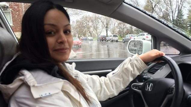 Amira est chauffeure Uber, ce qui lui permet de financer ses études.
