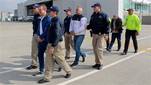 Narcotraficantes colombianos extraditados hacia Estado Unidos en abril de 2016. Entre los extraditados se encuentran miembros del Clan Usuga, la más importante red de narcotraficantes en Colombia. 
