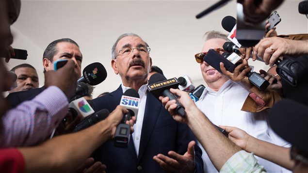 El presidente Danilo Medina con los medios al momento de depositar su voto. 