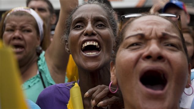 Manifestantes que reclaman un referéndum sobre la destitución del presidente Nicolás Maduro.